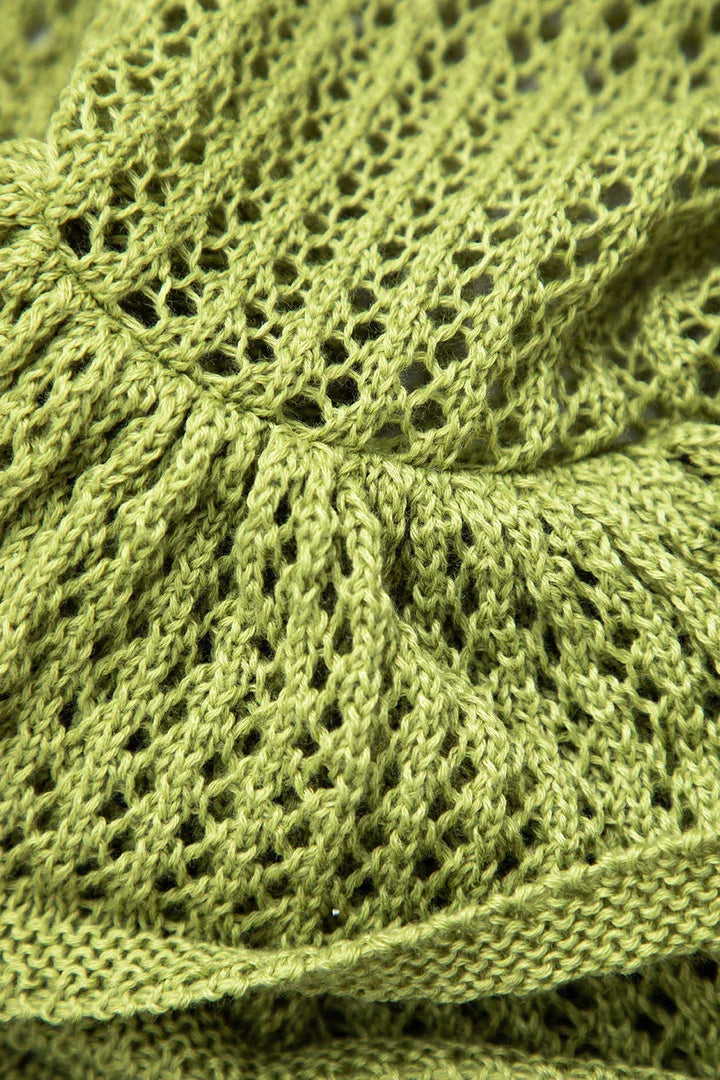 Robe courte en tricot texturé, avec volants ludiques, parfaite pour les journées d'été à la plage.