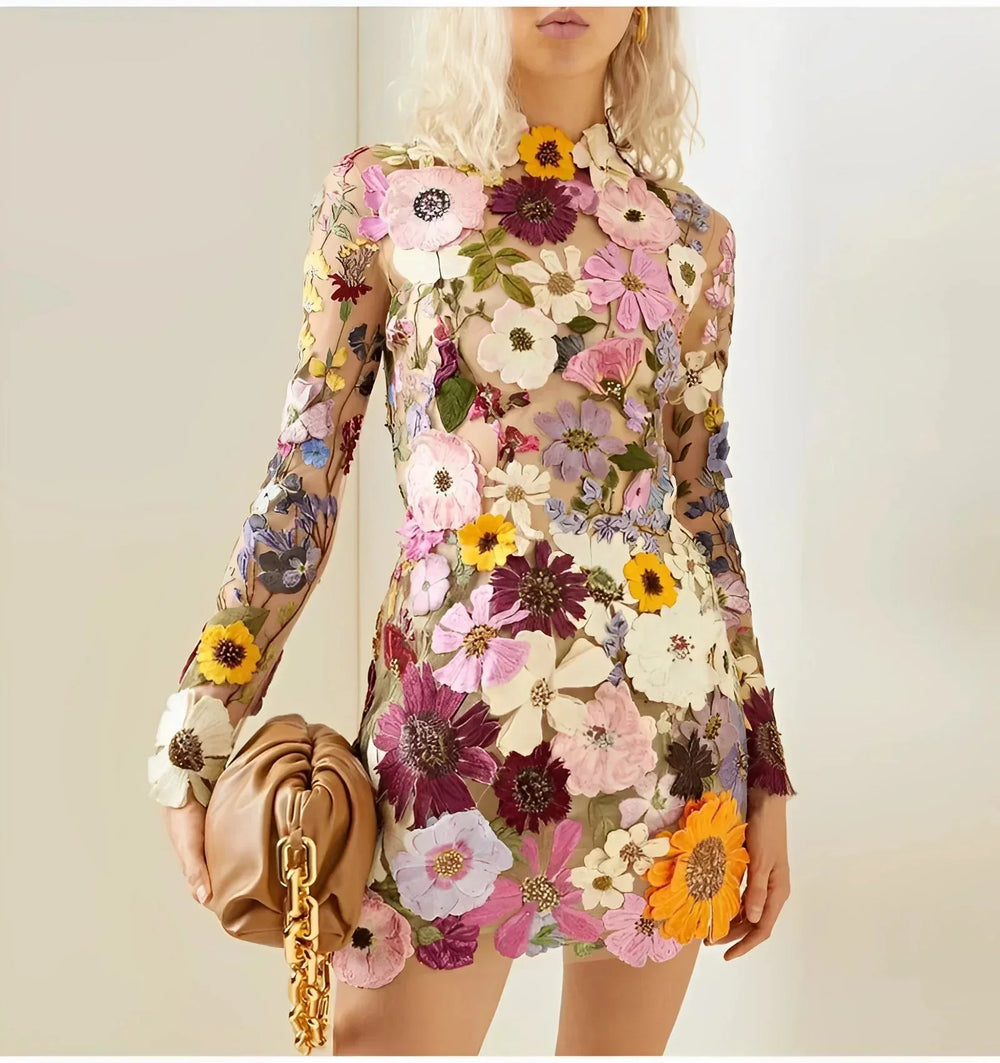 Robe courte transparente avec appliques florales colorées et manches longues, idéale pour des soirées printanières ou…