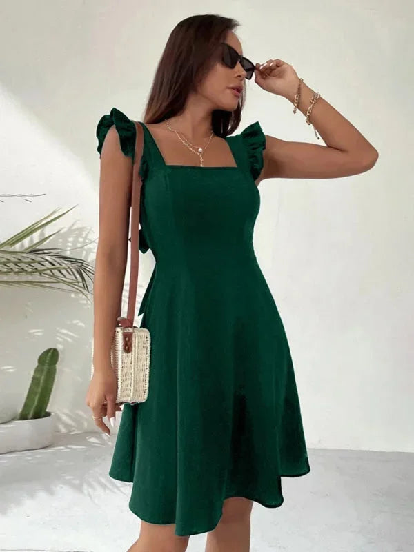 Robe courte évasée en coton léger, avec volants et manches à bretelles, parfaite pour l’été. Disponible en plusieurs couleurs.