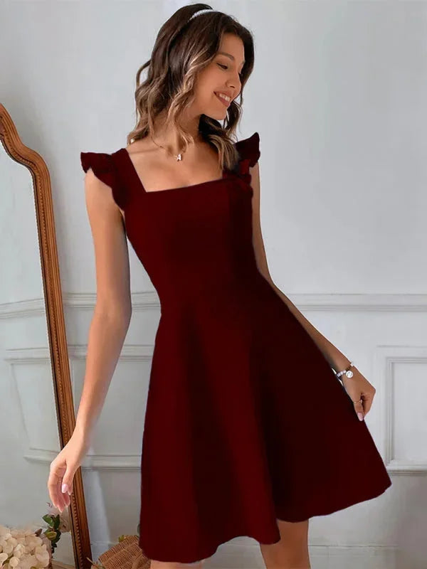 Robe courte évasée en coton léger avec volants et bretelles, idéale pour l'été, disponible en plusieurs couleurs.