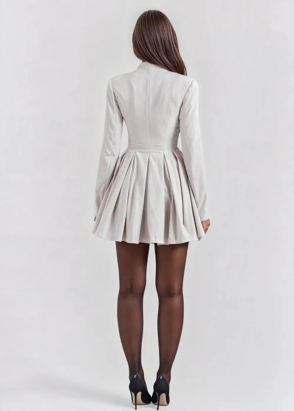 Robe courte évasée en polyester, décolleté plongeant, manches longues, idéale pour les soirées élégantes.