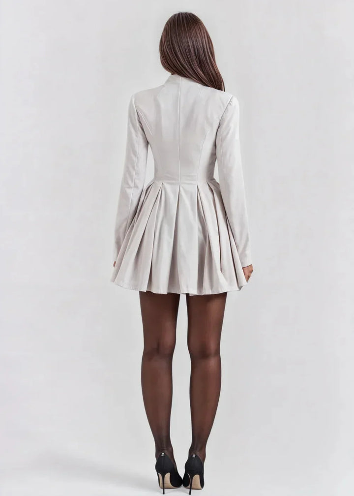 Robe courte évasée en polyester, décolleté plongeant, manches longues, idéale pour les soirées élégantes.