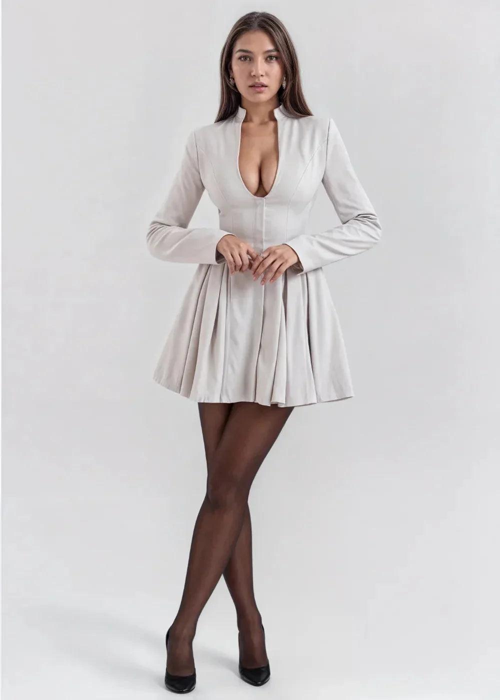 Robe courte évasée en tissu léger, décolleté plongeant, manches longues, parfaite pour les soirées élégantes.