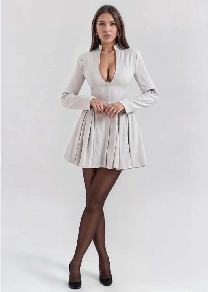 Robe courte évasée en tissu fluide, décolleté plongeant, manches longues, idéale pour des occasions spéciales.