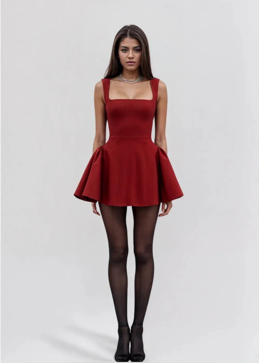 Robe courte évasée avec col carré, en toile légère, parfait pour soirées, disponible en plusieurs couleurs élégantes.