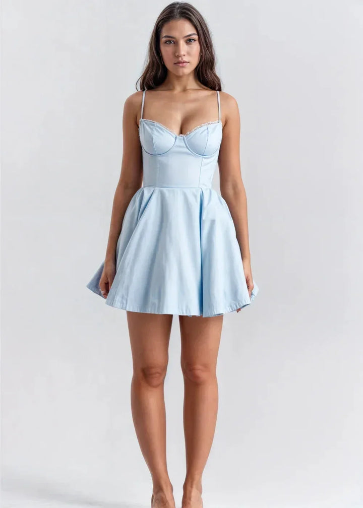 Robe courte évasée en coton léger avec fines bretelles bouffantes, idéale pour les soirées d'été décontractées.