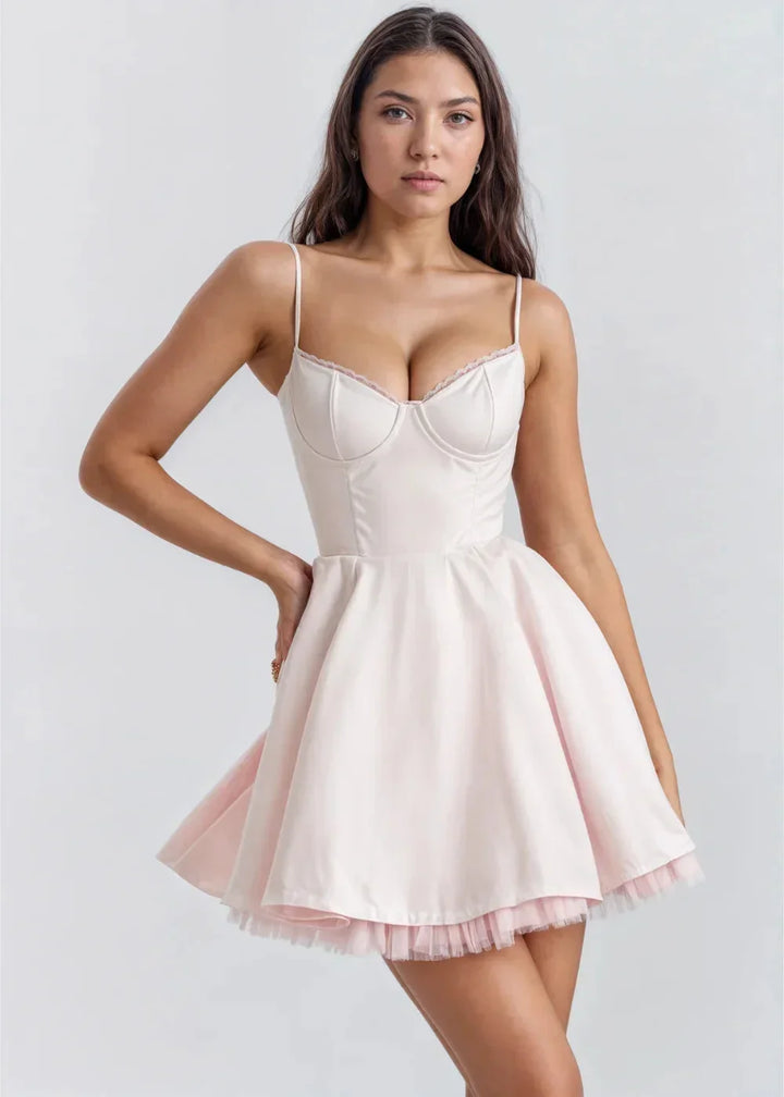 Robe courte évasée à fines bretelles bouffantes, en coton léger, parfaite pour les soirées d'été. Design chic et confortable.
