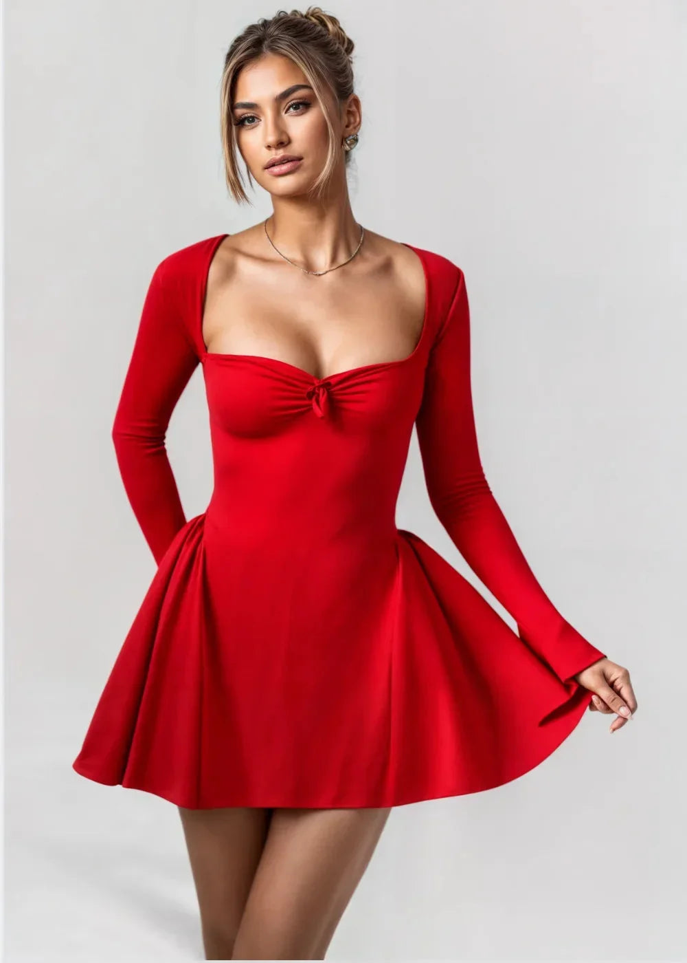 Robe courte évasée à manches longues avec décolleté en cœur, en tissu léger, disponible en plusieurs couleurs.