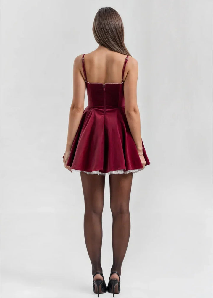 Robe courte en velours doux avec bretelles transparentes et dos nu, coupe évasée parfaite pour les soirées.