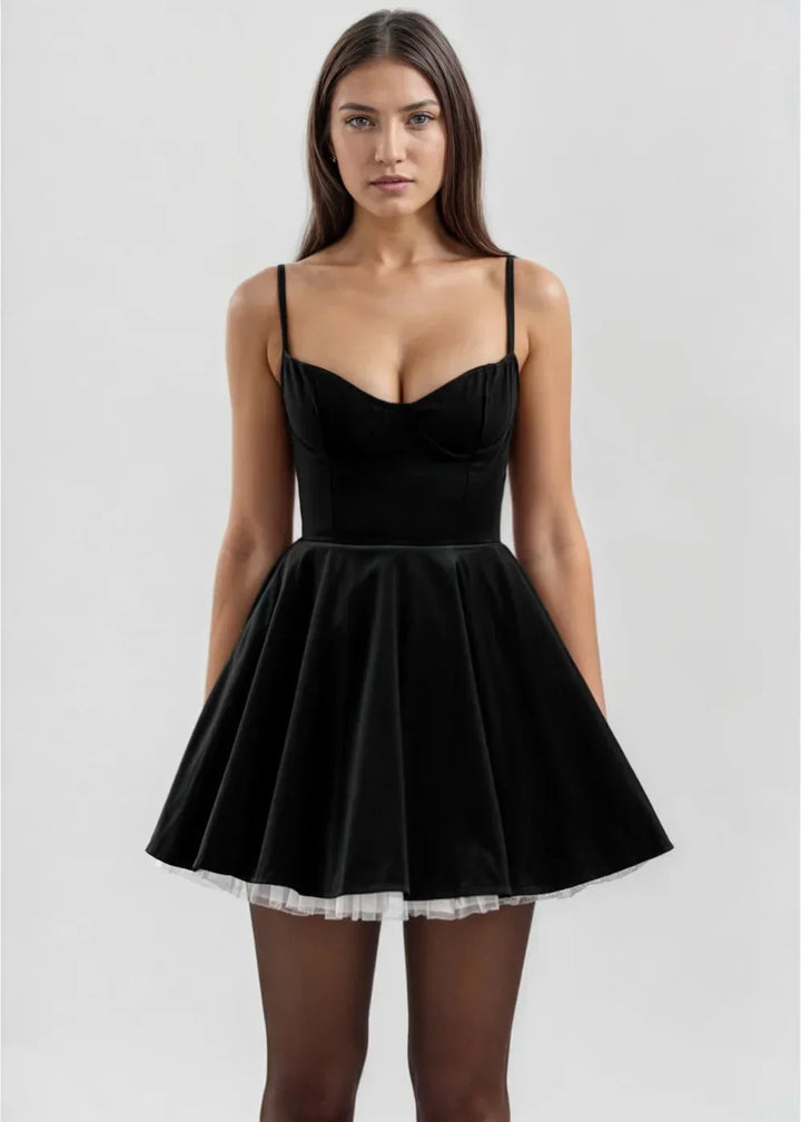 Robe courte en velours avec bretelles transparentes, coupe évasée et dos nu pour un look élégant et moderne lors des soirées.