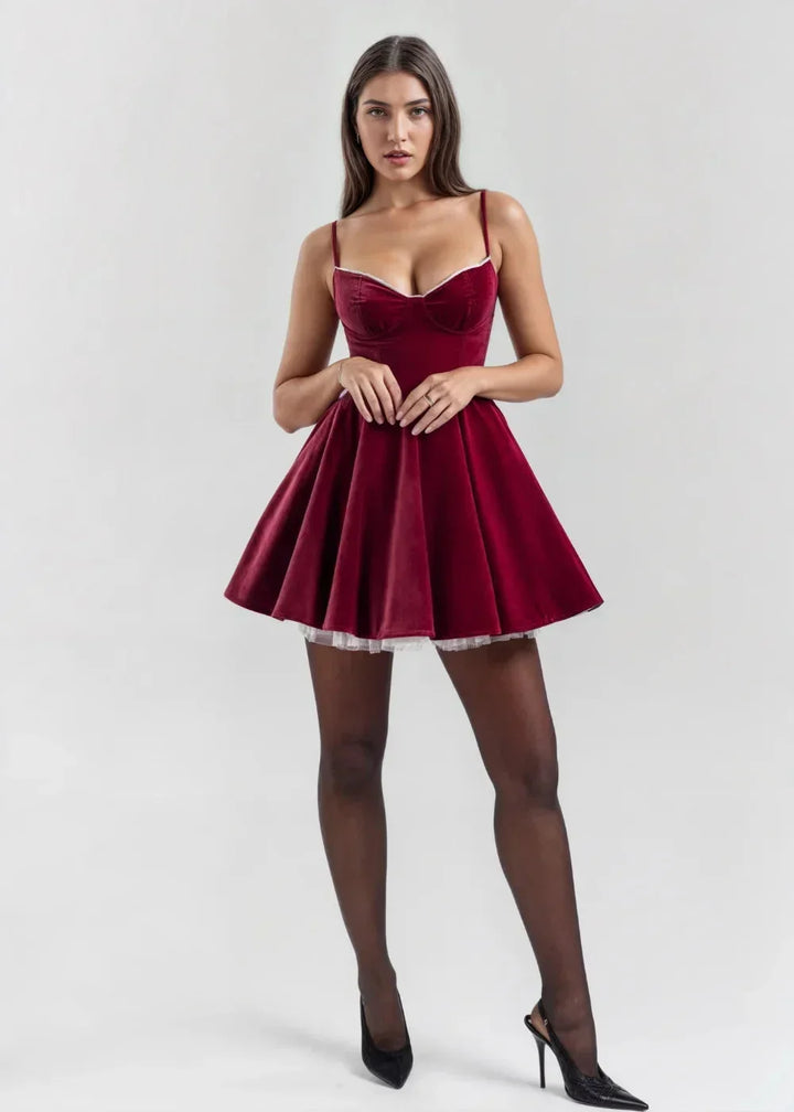 Robe en velours avec bretelles transparentes, coupe évasée et dos nu, idéale pour les soirées élégantes.