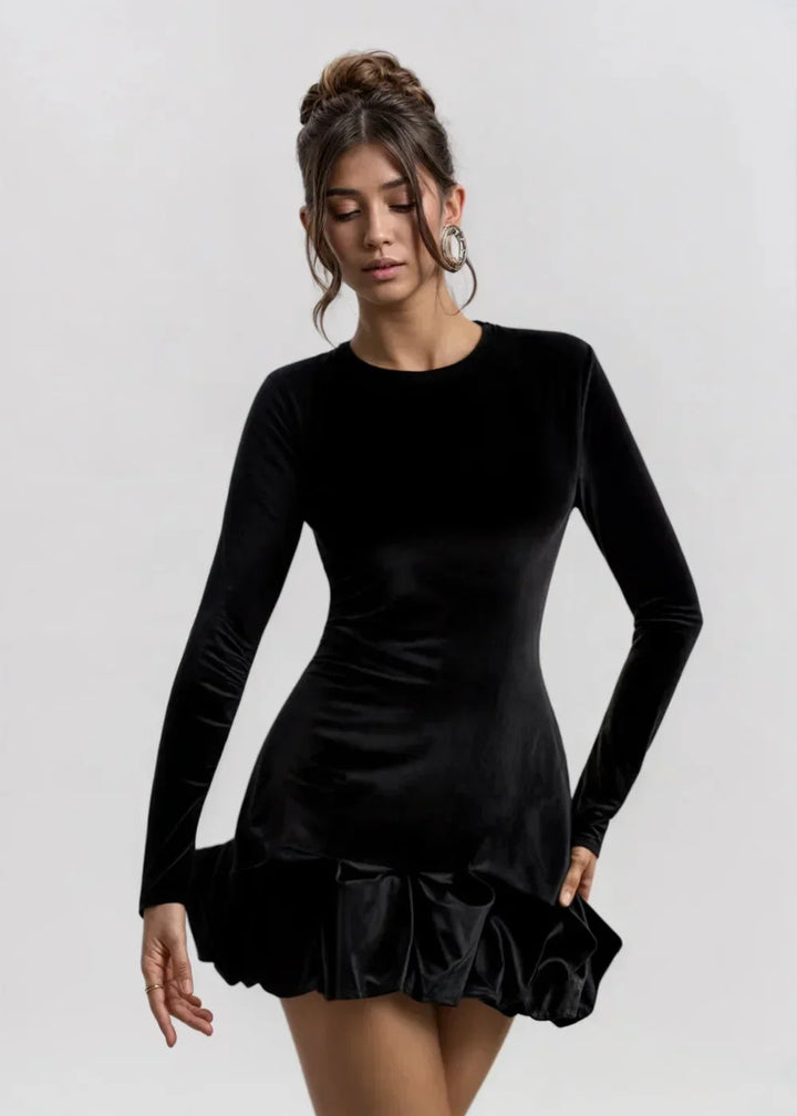 Robe courte en velours bordeaux avec ourlet volant et manches longues, coupe ajustée, idéale pour les soirées élégantes.