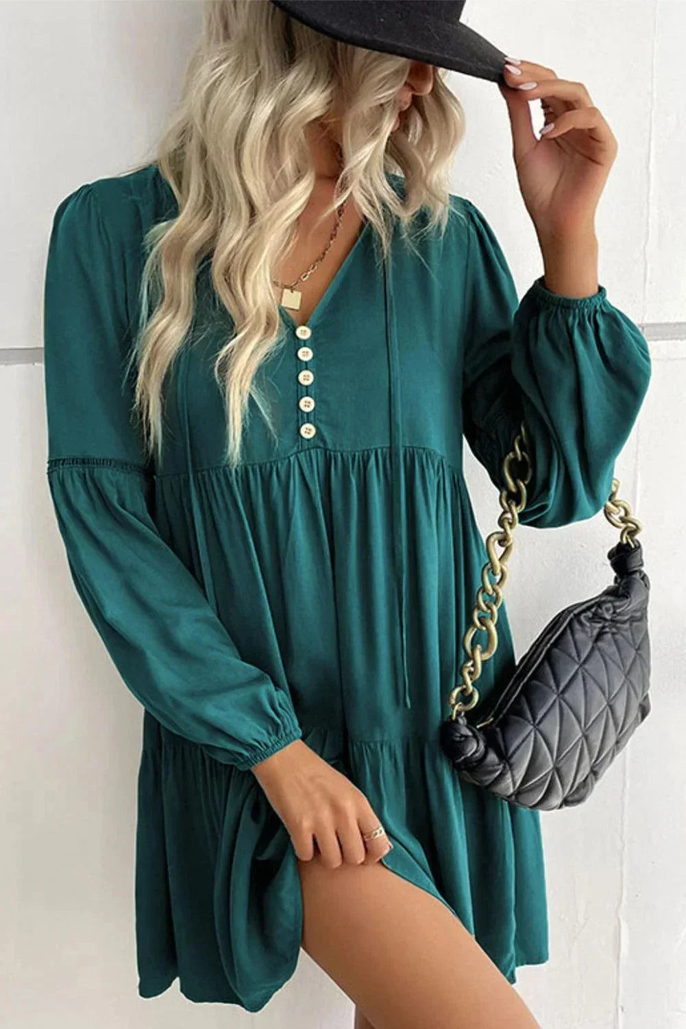 Robe courte volantée à lacets, manches longues en tissu doux, style automnal avec détails féminins et coupe confortable.