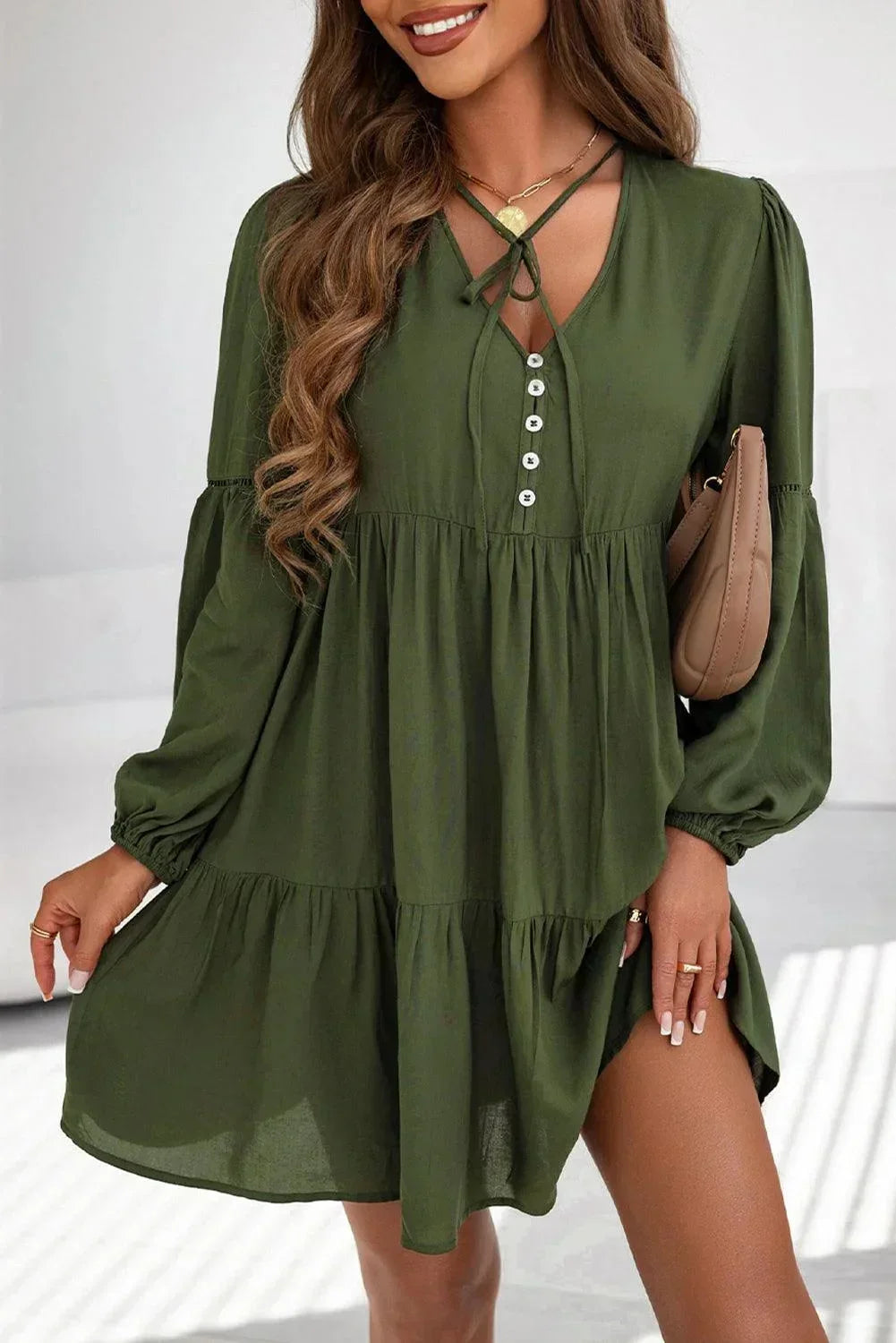 Robe courte volantée à lacets avec manches longues en coton doux, idéale pour l'automne, avec un design féminin et délicat.