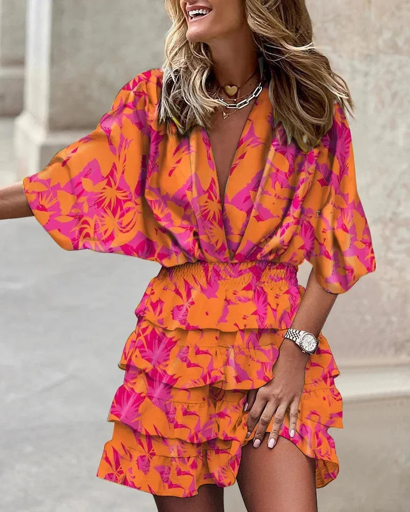 Robe courte à volants en tissu léger, imprimé abstrait, décolleté plongeant et manches courtes pour un look estival.