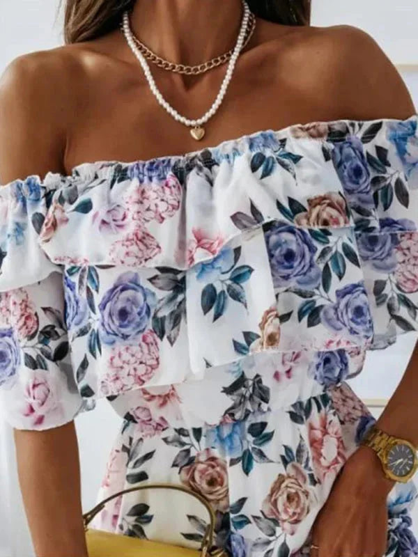 Robe courte fluide à volants, imprimée de fleurs, avec épaules dénudées, idéale pour les journées d'été. Tissu léger.