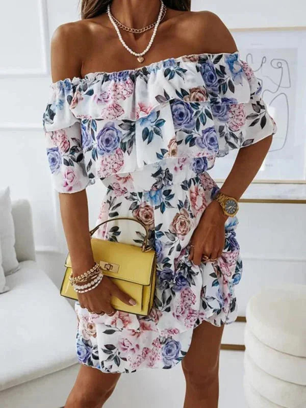 Robe courte à volants à fleurs, épaules dénudées, en tissu léger et fluide, idéale pour les journées d'été.