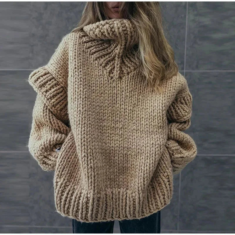 Robe-pull ample femme bleu, col roulé, en tricot doux, idéale pour un style décontracté au quotidien.
