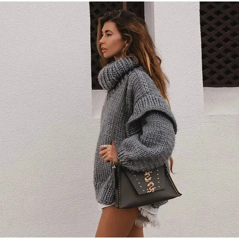 Robe-pull ample femme en tricot doux, col roulé, coupe confortable, couleur grise.