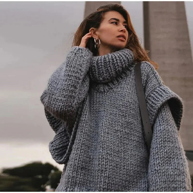 Robe-pull ample blanche pour femme avec col roulé, idéale pour les journées fraîches.