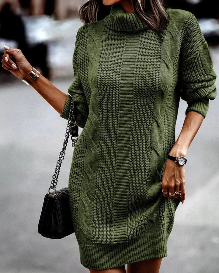Robe pull courte torsadée en tricot doux, col roulé, parfaite pour un look décontracté automnal et hivernal.