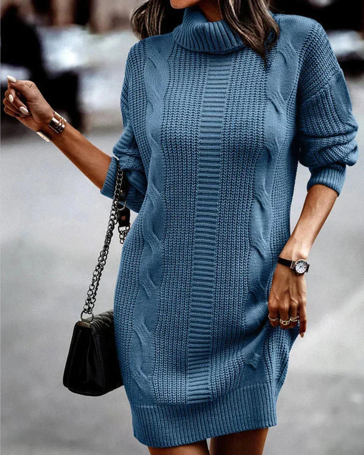 Robe pull courte torsadée en laine, col roulé, idéale pour un look décontracté en automne et hiver.