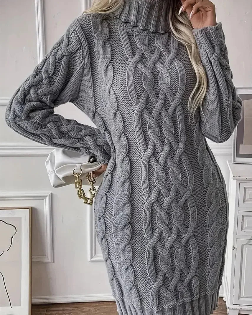 Robe pull torsadée en tissu épais, col roulé et manches longues, idéale pour un style confortable et chaleureux.