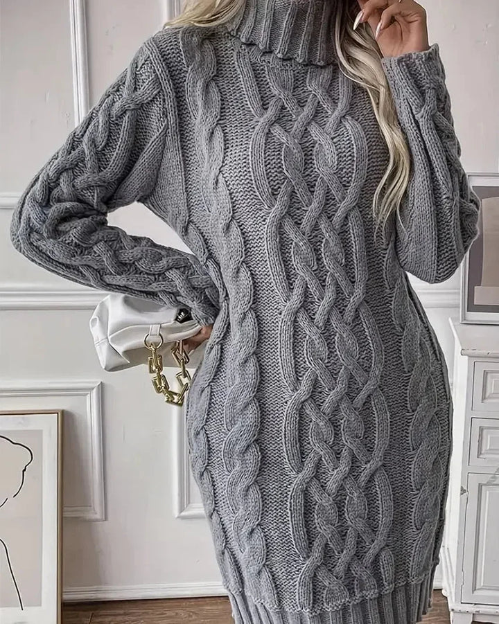 Robe pull torsadée en tissu épais, col roulé et manches longues, idéale pour un style confortable et chaleureux.