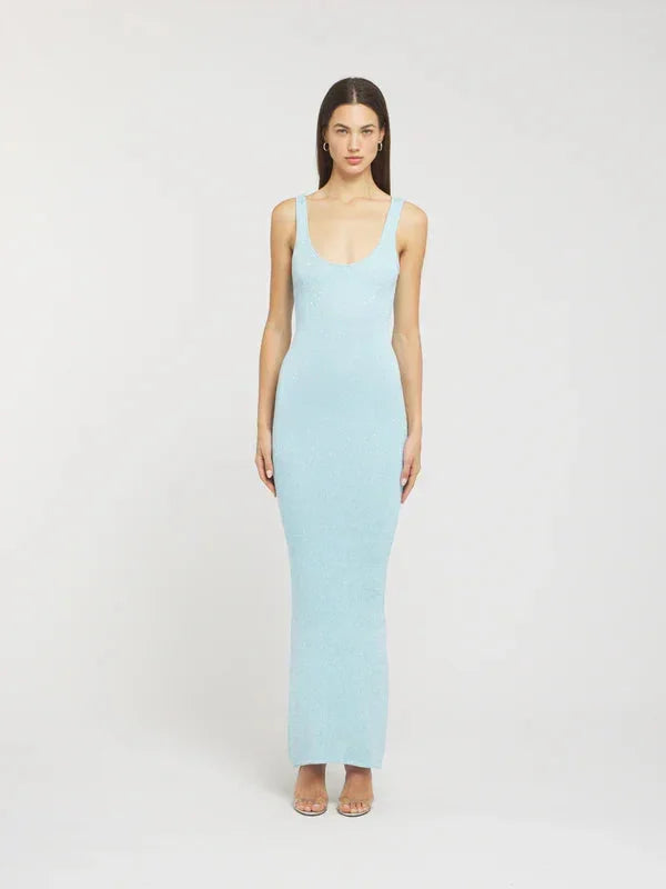 Robe scintillante sans manches ajustée en tissu léger, disponible en plusieurs couleurs, parfaite pour les soirées.