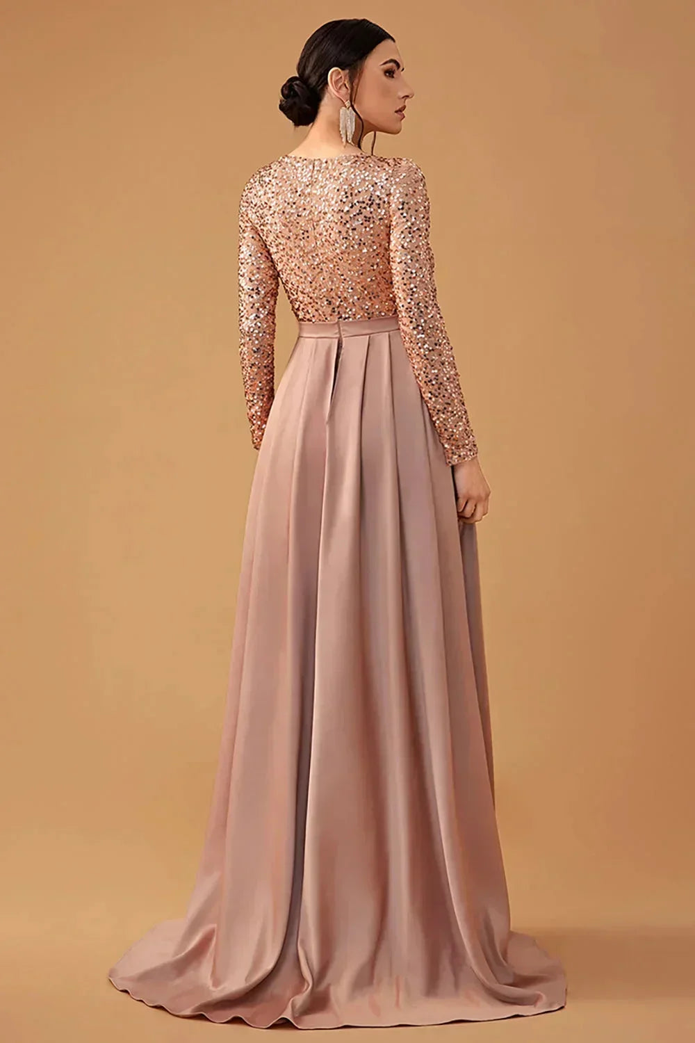 Robe soirée longue en satin avec sequins brillants et jupe fluide, idéale pour les occasions spéciales et les événements.