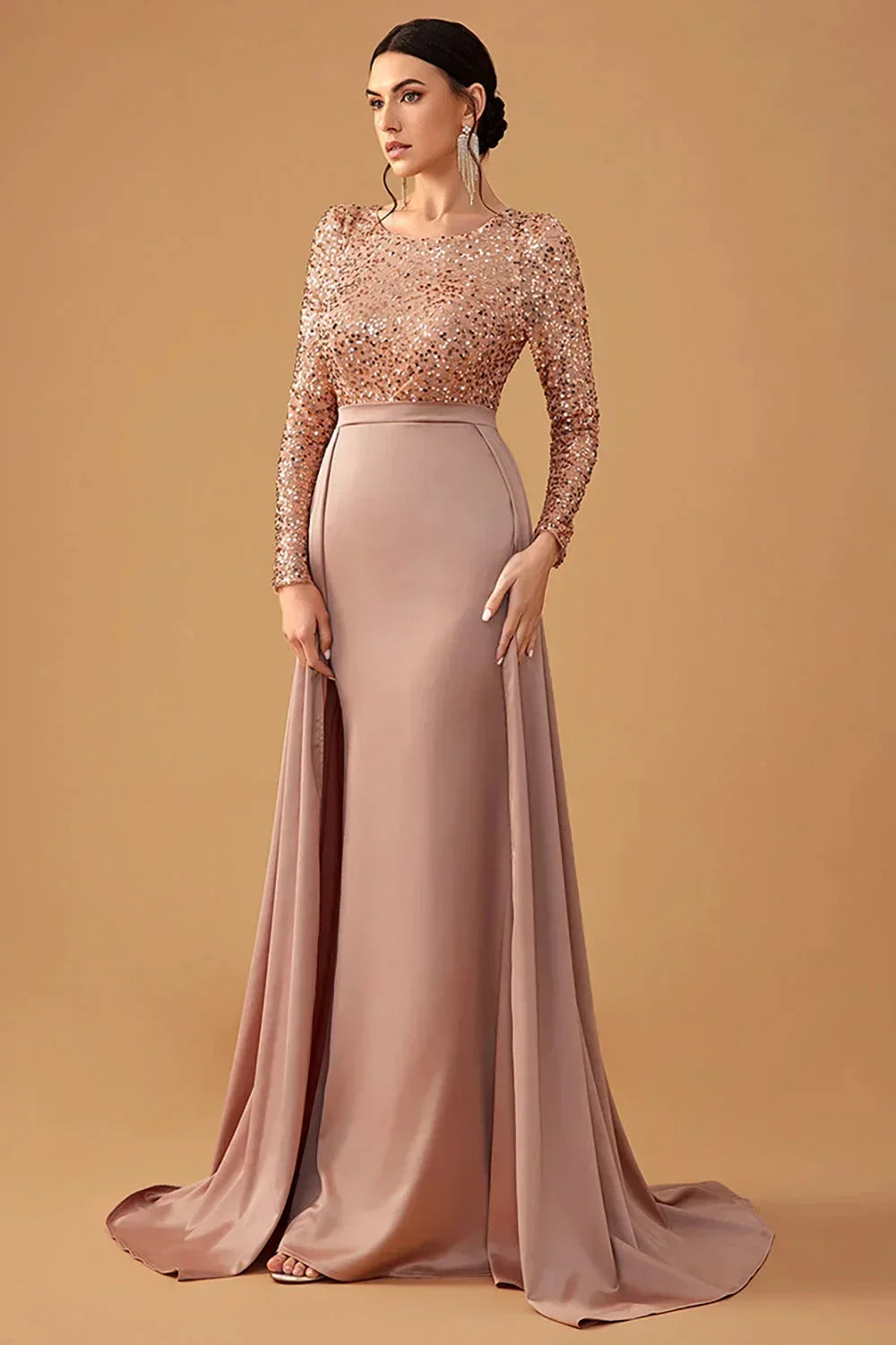 Robe soirée longue en tissu fluide, ornée de sequins pour un éclat subtil, idéale pour une silhouette élégante.