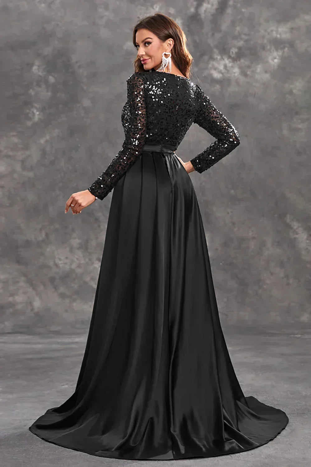 Robe soirée longue en satin, ornée de sequins, avec une jupe fluide et élégante pour un look sophistiqué.