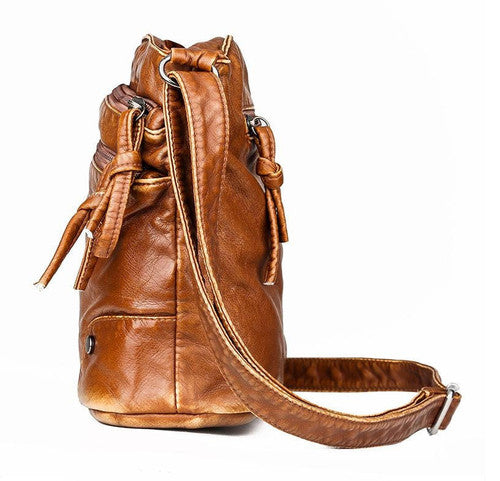 Zaino in pelle marrone, design elegante, con spallacci regolabili e tasche laterali. Accessorio moda uomo/donna, stile casual e vintage.