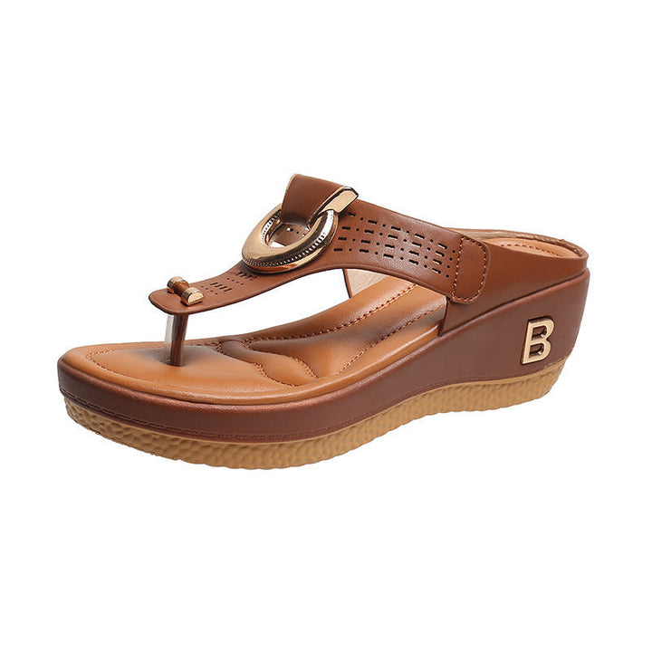 Sandalo donna marrone con zeppa, cinturino regolabile e decorazione metallica. Calzatura estiva comoda, ideale per look casual e alla moda.