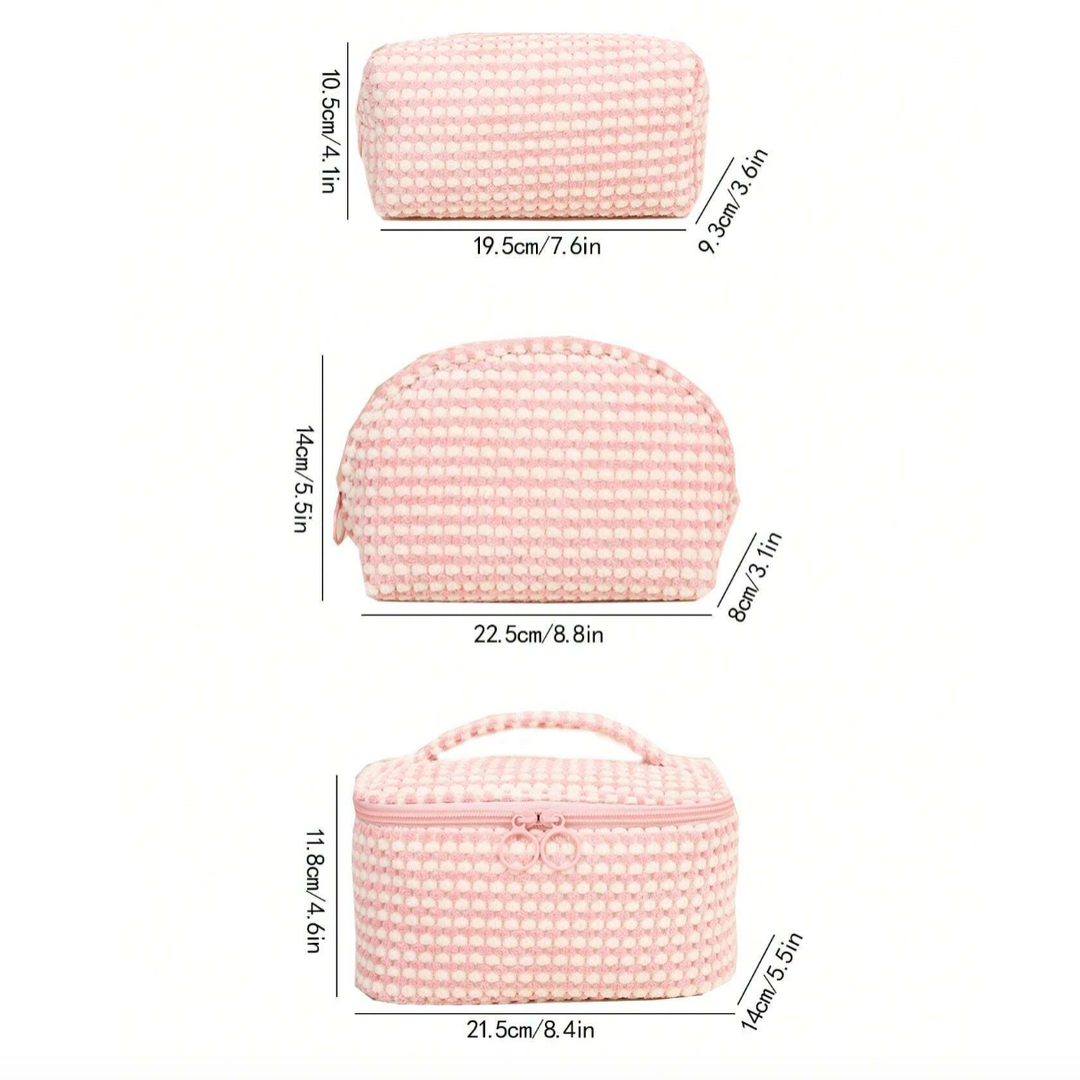 Set di tre beauty case rosa a pois bianchi, con zip, misure diverse: 19.5x10.5cm, 22.5x14cm, 21.5x18cm. Ideali per trucco e accessori viaggio.