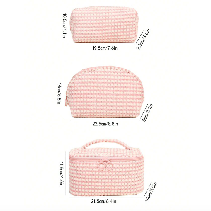 Set di tre beauty case rosa a pois bianchi, con zip, misure diverse: 19.5x10.5cm, 22.5x14cm, 21.5x18cm. Ideali per trucco e accessori viaggio.
