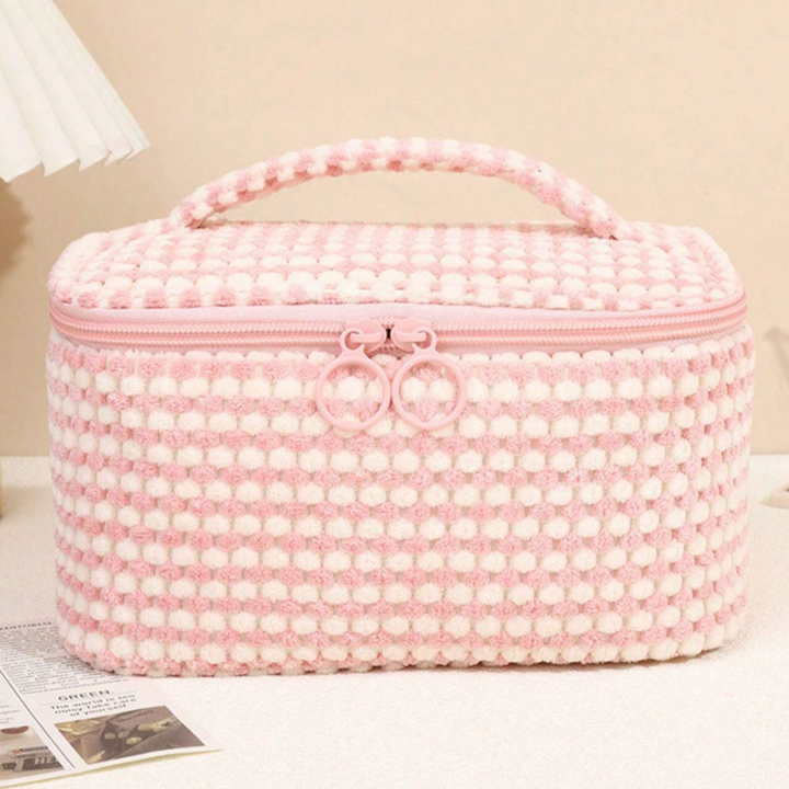 Borsa cosmetica rosa a pois bianchi, tessuto morbido, chiusura a zip, manico superiore, ideale per trucco e accessori da viaggio.