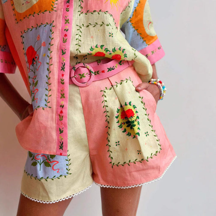 Completo estivo donna in lino colorato con ricami floreali, cintura coordinata e dettagli vivaci. Moda boho chic, abbigliamento estivo femminile.