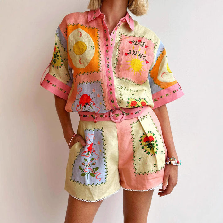 Completo estivo donna in lino colorato con motivi floreali e solari, camicia a maniche corte e pantaloncini, moda casual, abbigliamento estivo.