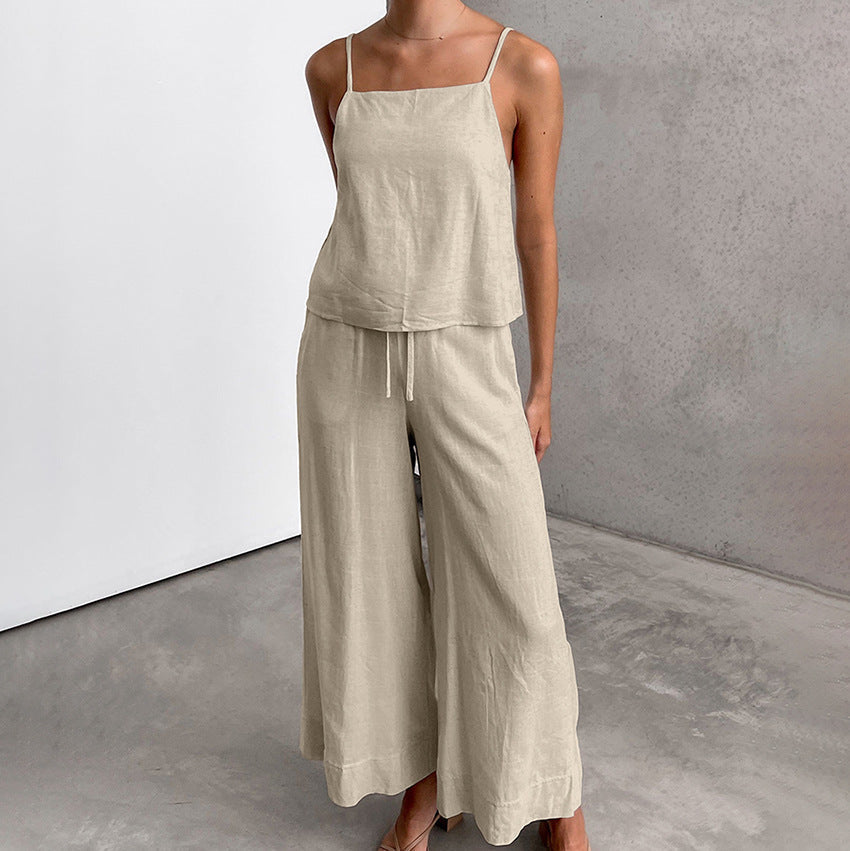 Donna con completo estivo beige in lino, top senza maniche e pantaloni larghi. Moda donna, abbigliamento casual elegante, tessuto leggero.
