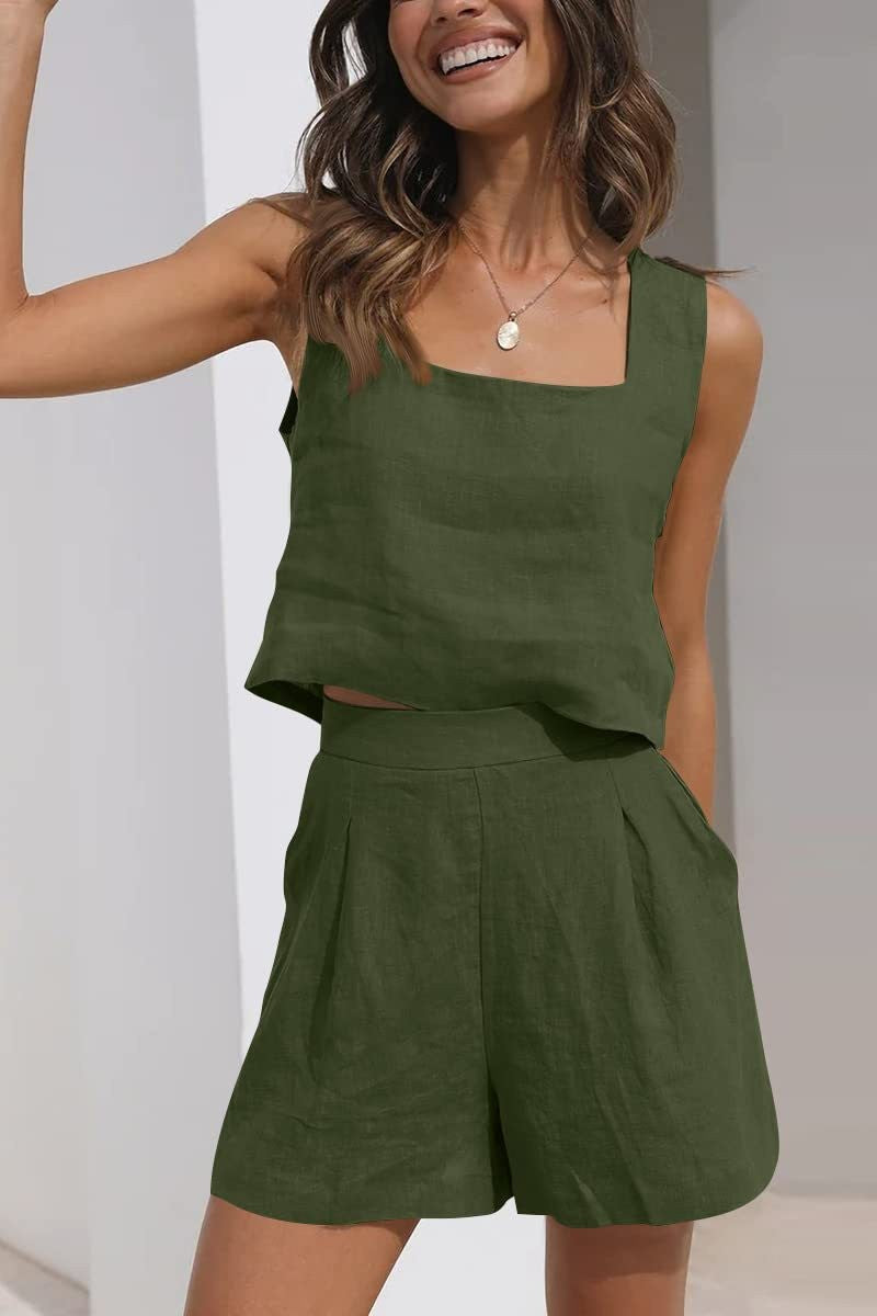 Donna sorridente con completo estivo verde oliva in lino, top senza maniche e pantaloncini a vita alta. Moda casual, abbigliamento estivo donna.