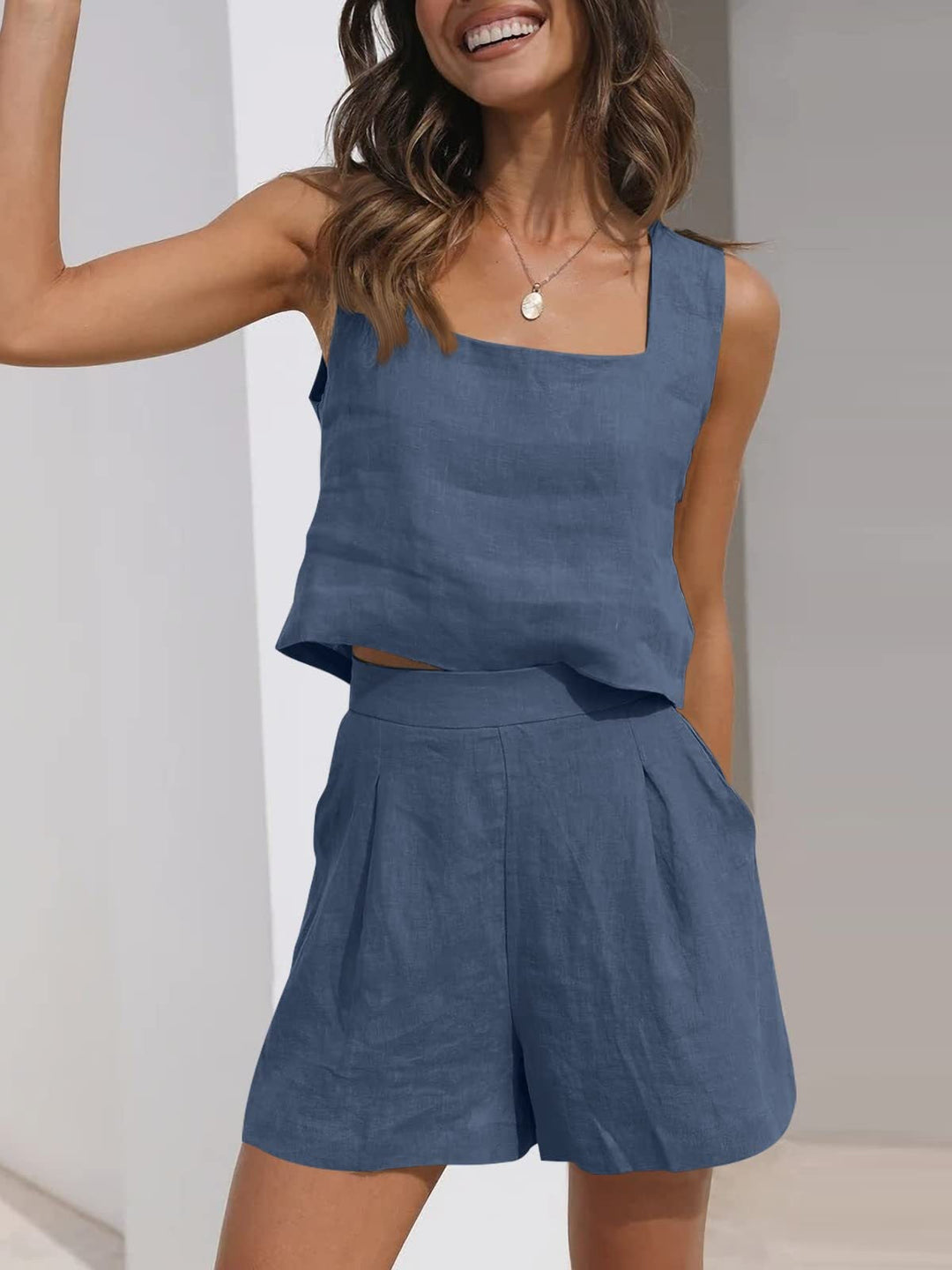 Donna con top e shorts blu in lino, design estivo elegante, abbigliamento casual chic, moda femminile, outfit leggero e traspirante.