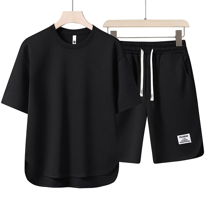 Set completo uomo nero, t-shirt e pantaloncini sportivi, cotone, casual, estivo, con cordoncino, ideale per palestra e tempo libero.