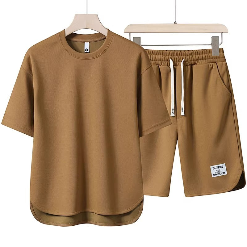 Completo estivo uomo marrone, t-shirt e pantaloncini in cotone, design casual, ideale per moda estiva, abbigliamento leggero e confortevole.