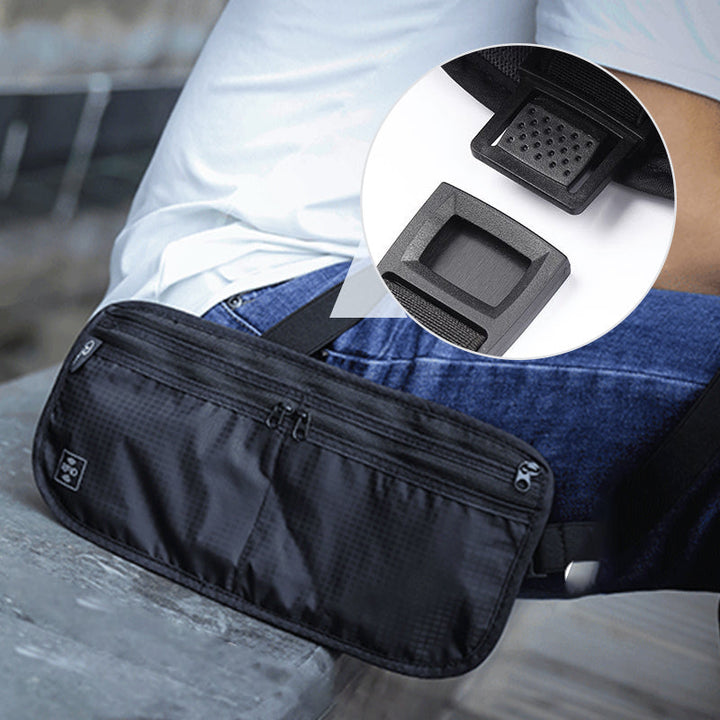 Marsupio nero impermeabile con doppia cerniera, indossato in vita. Dettaglio su fibbia robusta. Accessorio moda pratico e resistente.