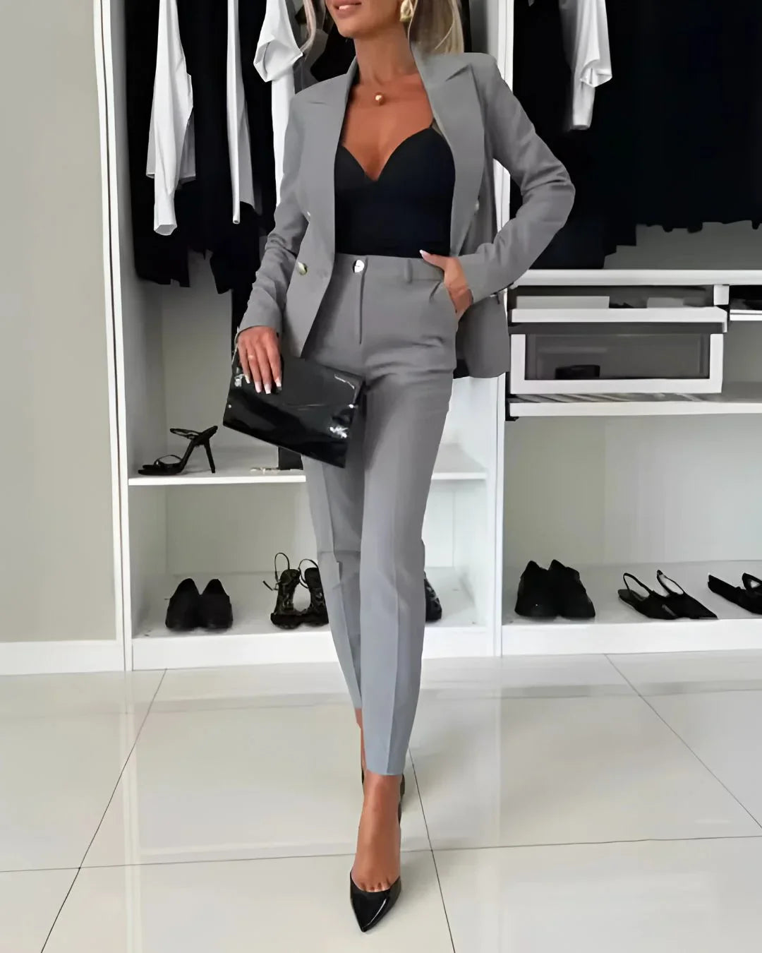 Veste de costume pour femme, double boutonnage, coupe moderne, couleur beige.