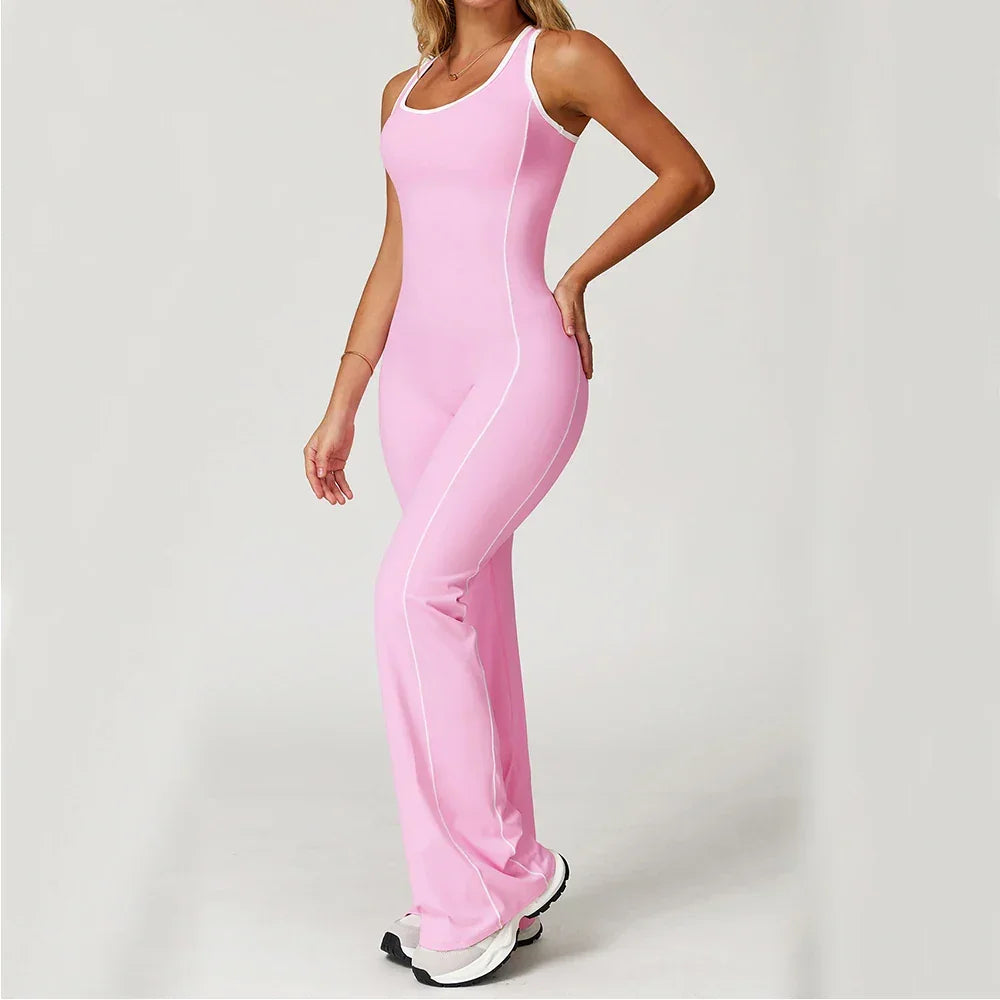 Haut de sport femme noir, dos nu, en tissu séchant rapidement, conçu pour les mouvements actifs.