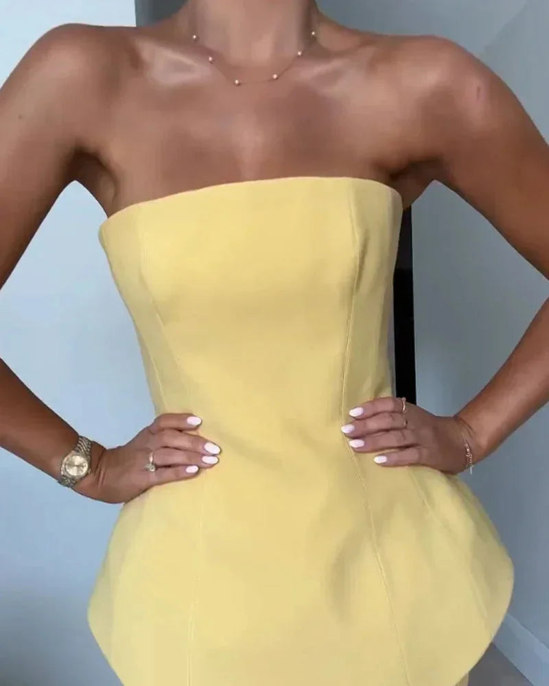 Top bustier jaune à basque en coton avec jupe côtelée, un ensemble féminin au design raffiné et à la coupe ajustée.