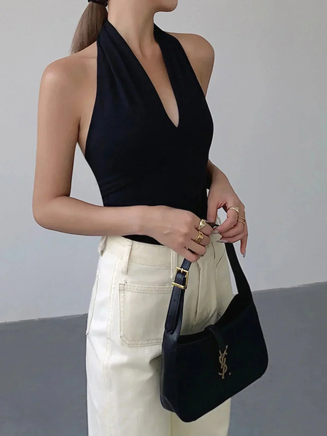 Top femme en tissu léger, dos-nu avec croisement avant, idéal pour une allure chic et décontractée.