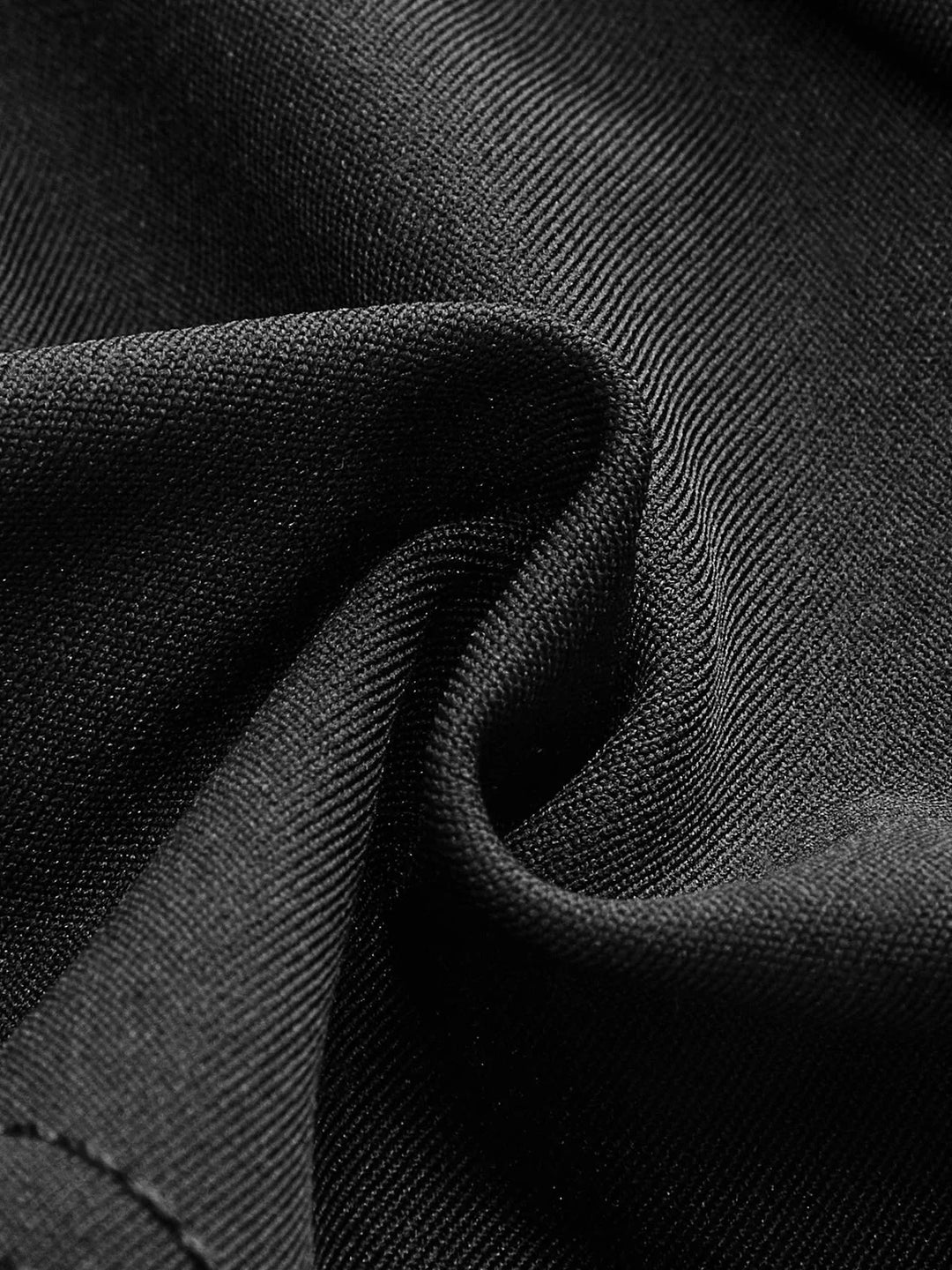 Top femme en tissu léger, dos-nu avec un design élégant et croisement avant, idéal pour les soirées estivales.